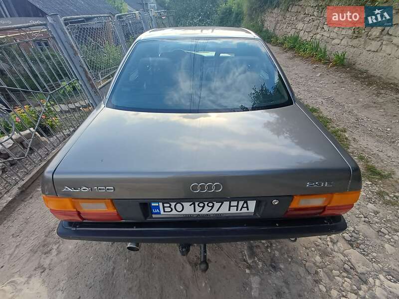 Седан Audi 100 1988 в Борщеве