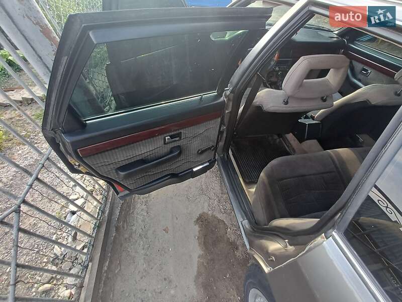Седан Audi 100 1988 в Борщеве