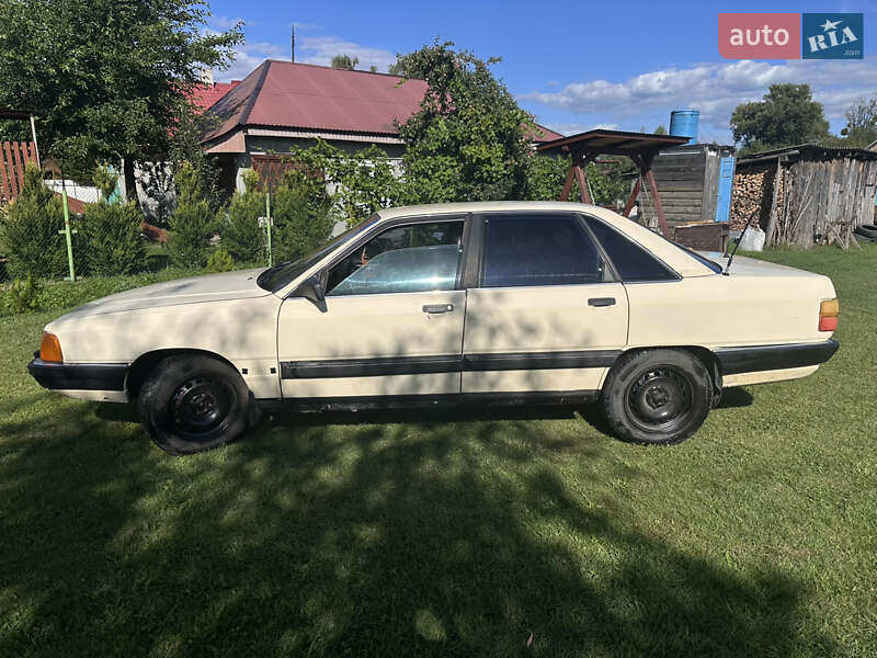 Седан Audi 100 1988 в Шацьку