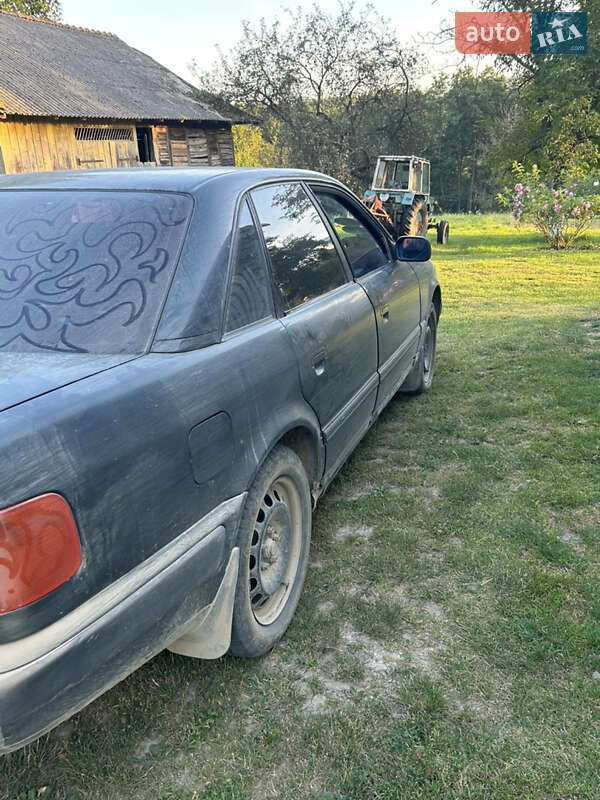 Седан Audi 100 1992 в Косове