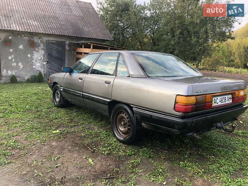 Седан Audi 100 1988 в Турийске