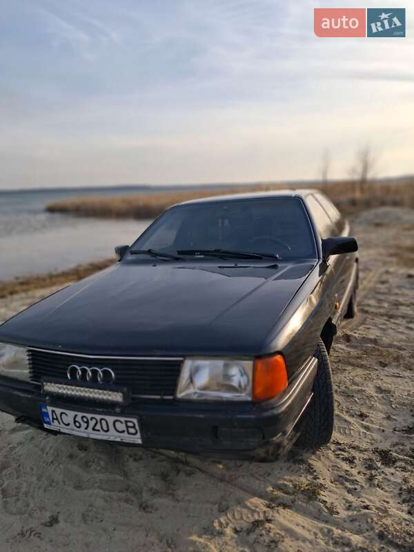 Седан Audi 100 1988 в Шацке