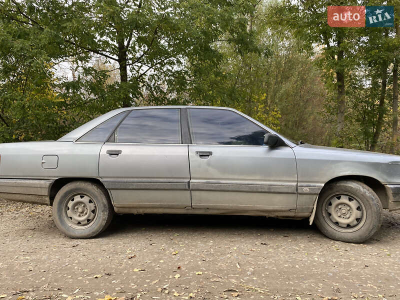 Седан Audi 100 1988 в Шумске