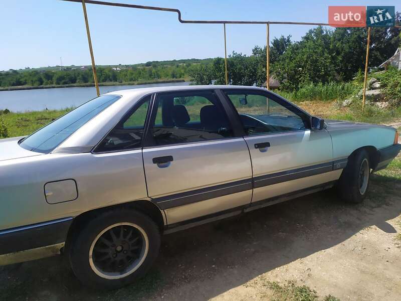 Седан Audi 100 1988 в Малодолинском