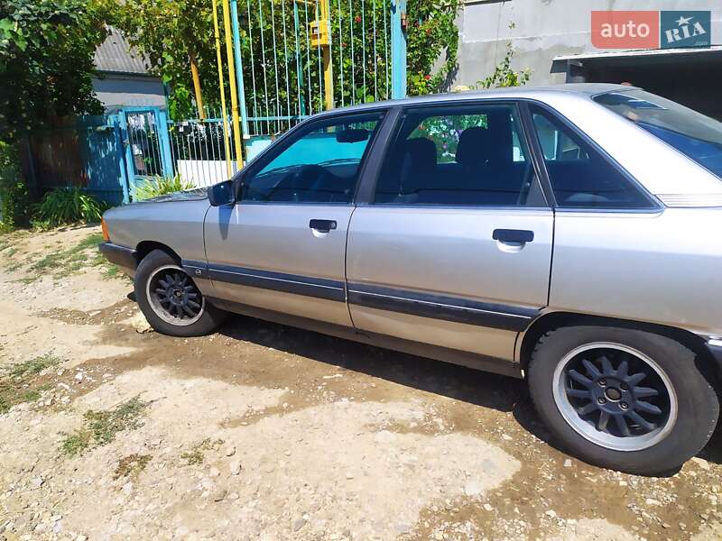 Седан Audi 100 1988 в Малодолинском