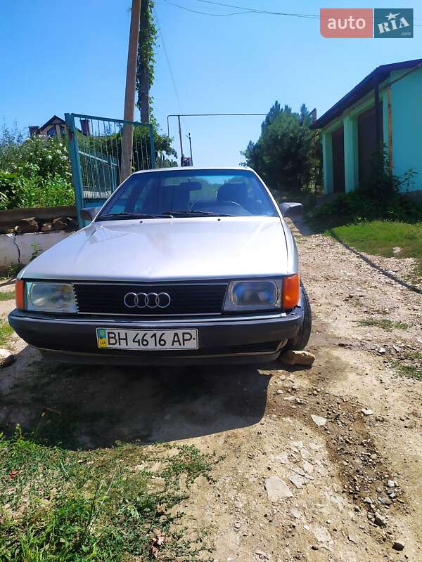 Седан Audi 100 1988 в Малодолинском