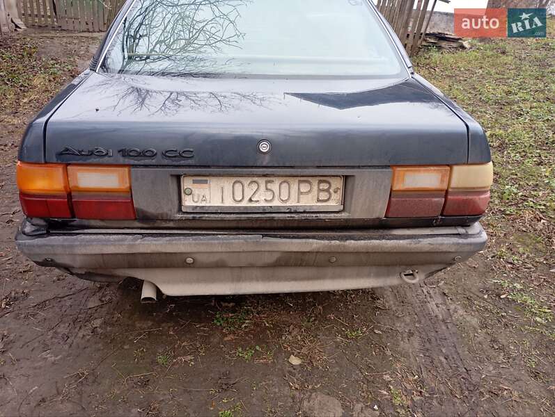 Седан Audi 100 1988 в Шумске