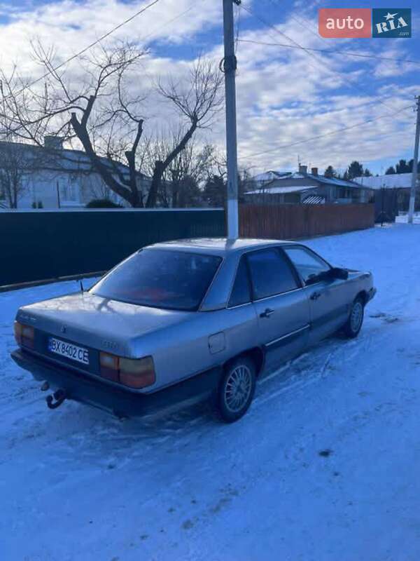 Седан Audi 100 1983 в Волочиске