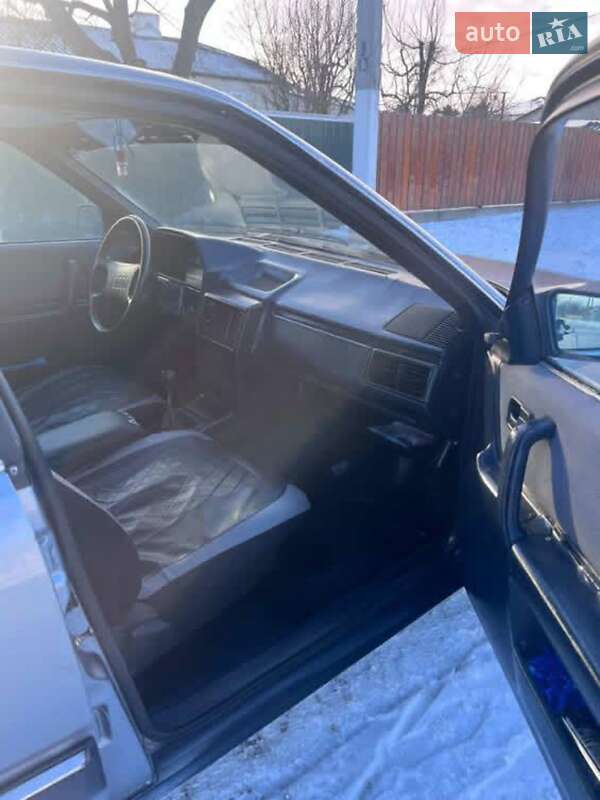 Седан Audi 100 1983 в Волочиске