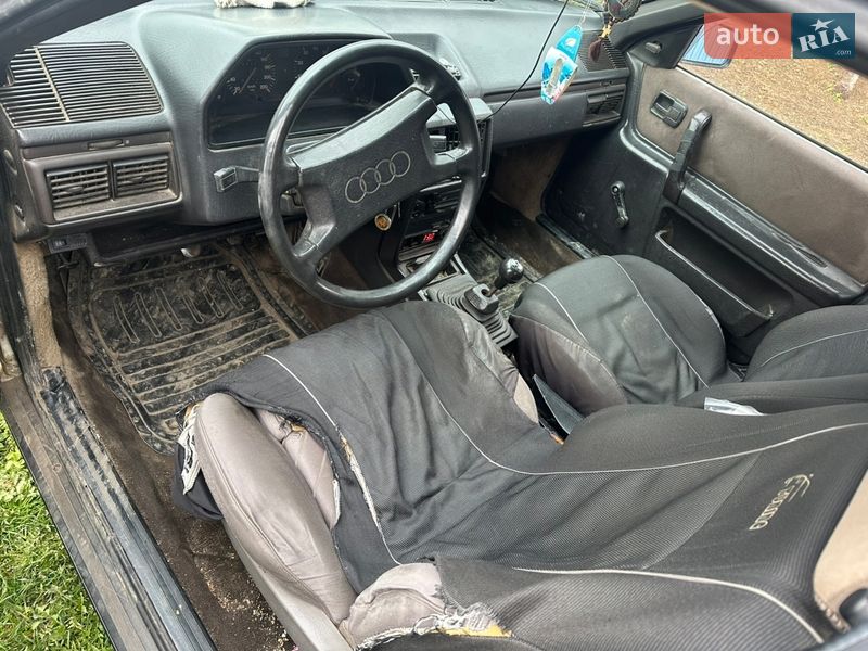 Седан Audi 100 1983 в Черновцах