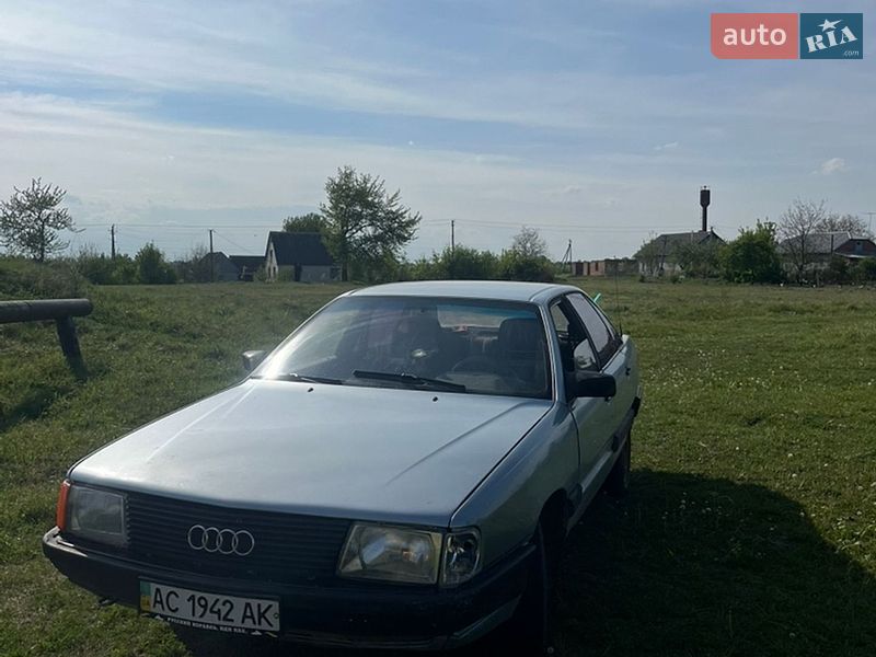 Седан Audi 100 1983 в Нововолынске