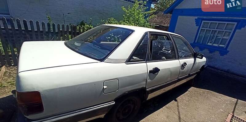 Седан Audi 100 1984 в Липовце