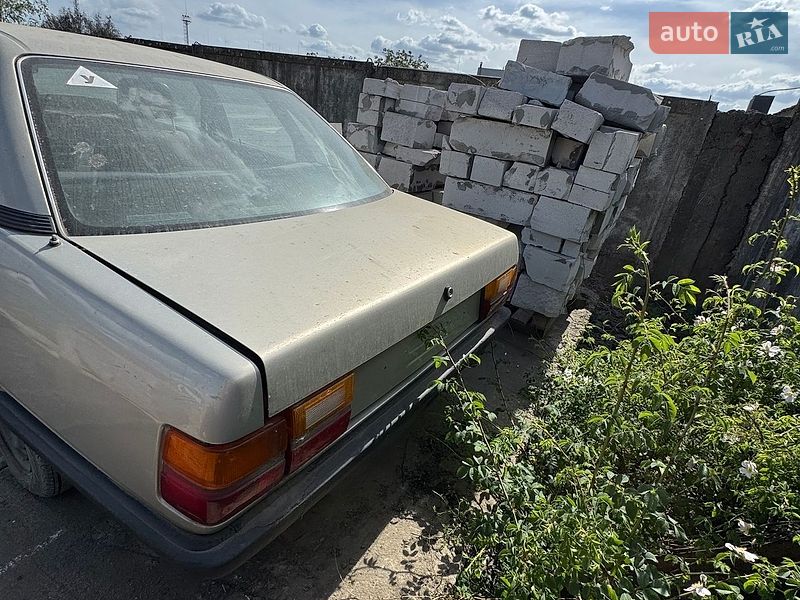 Седан Audi 100 1983 в Ужгороді