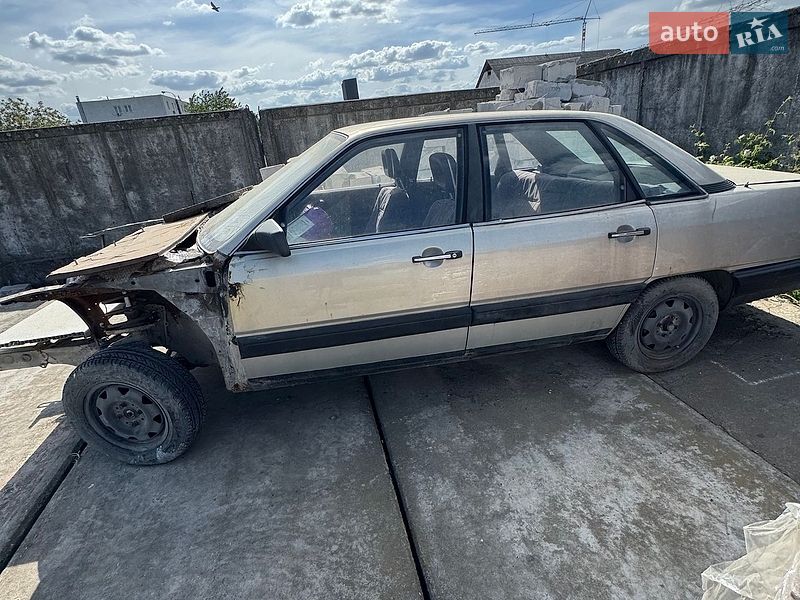 Седан Audi 100 1983 в Ужгороді