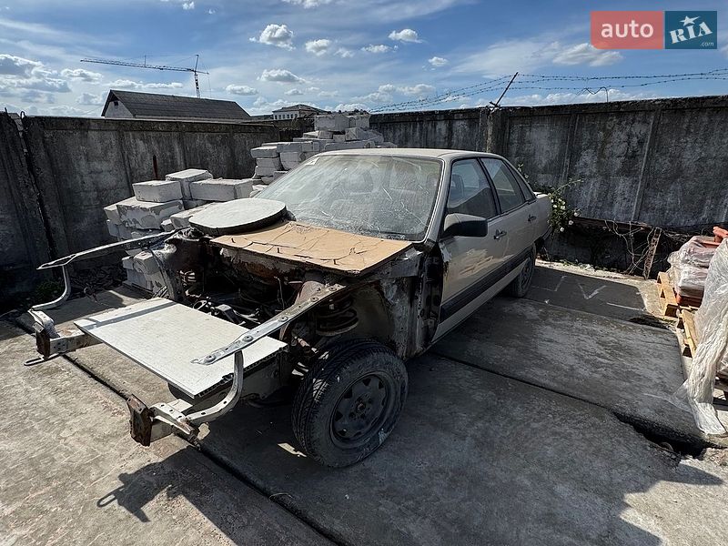 Седан Audi 100 1983 в Ужгороді