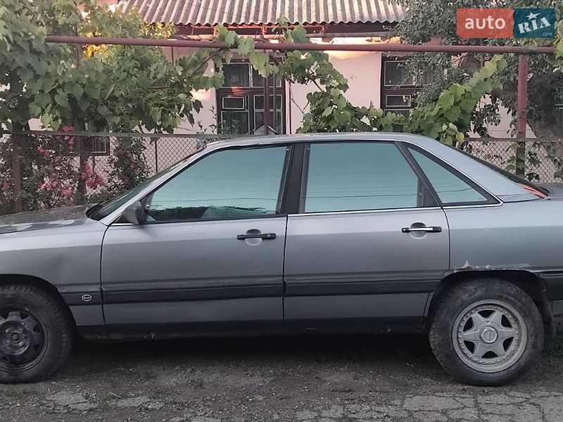 Седан Audi 100 1986 в Чернівцях