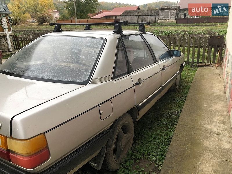 Седан Audi 100 1986 в Спасі