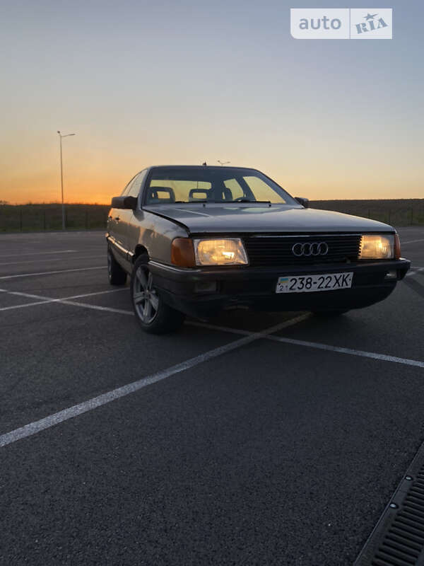 Седан Audi 200 1984 в Ровно