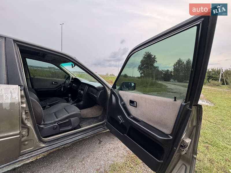 Седан Audi 80 1988 в Кореці