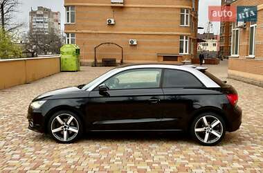 Хэтчбек Audi A1 2010 в 