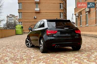 Хэтчбек Audi A1 2010 в 
