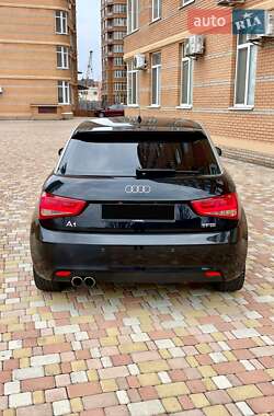 Хэтчбек Audi A1 2010 в 