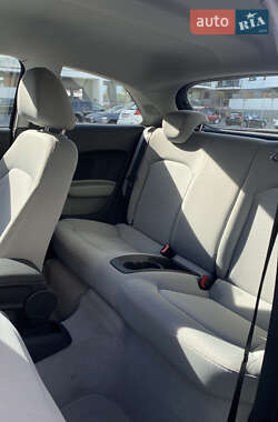 Хэтчбек Audi A1 2010 в 