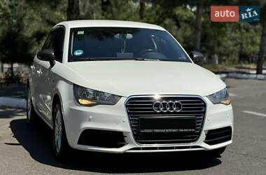 Хэтчбек Audi A1 2012 в 