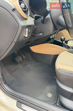Хэтчбек Audi A1 2012 в 