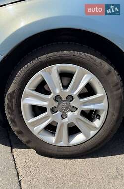 Хэтчбек Audi A1 2012 в 