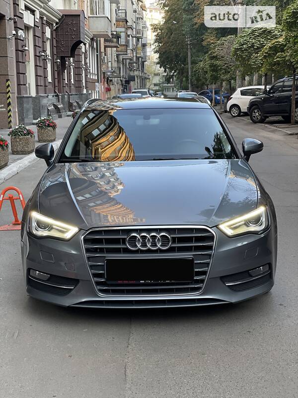 Хэтчбек Audi A3 2016 в 