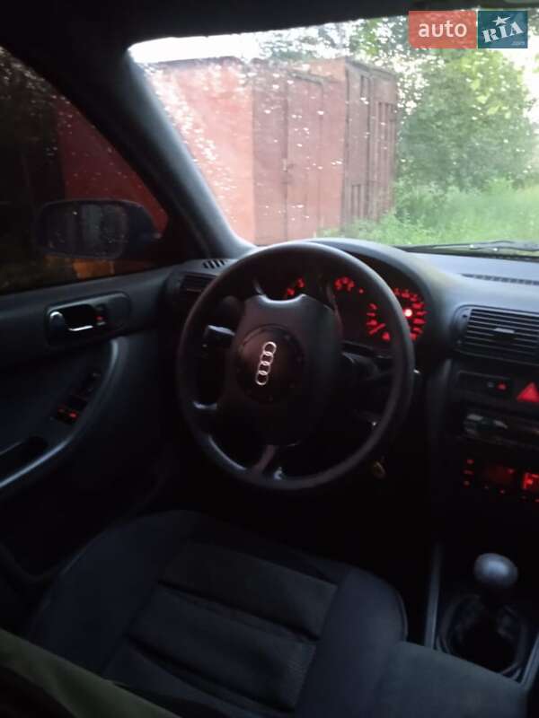 Хэтчбек Audi A3 1997 в Раздельной