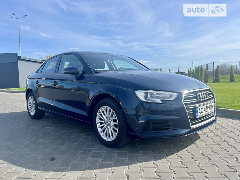 Седан Audi A3 2018 в Луцьку