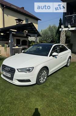 Седан Audi A3 2015 в Стоянке