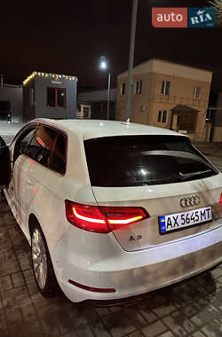 Хэтчбек Audi A3 2015 в 