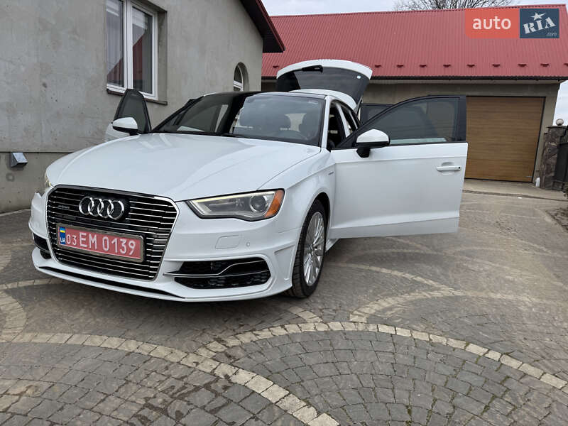 Хэтчбек Audi A3 2016 в Новояворовске