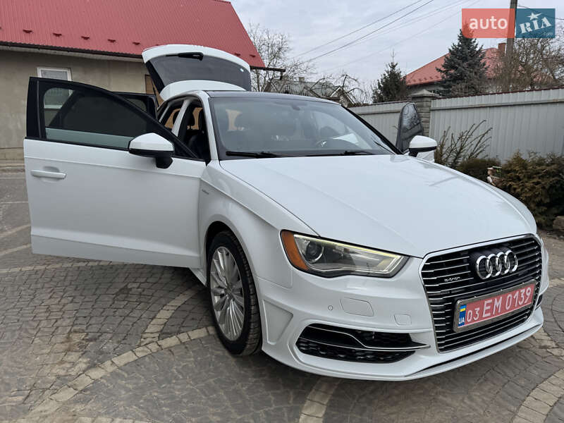 Хэтчбек Audi A3 2016 в Новояворовске