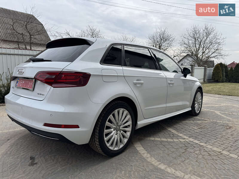 Хэтчбек Audi A3 2016 в Новояворовске