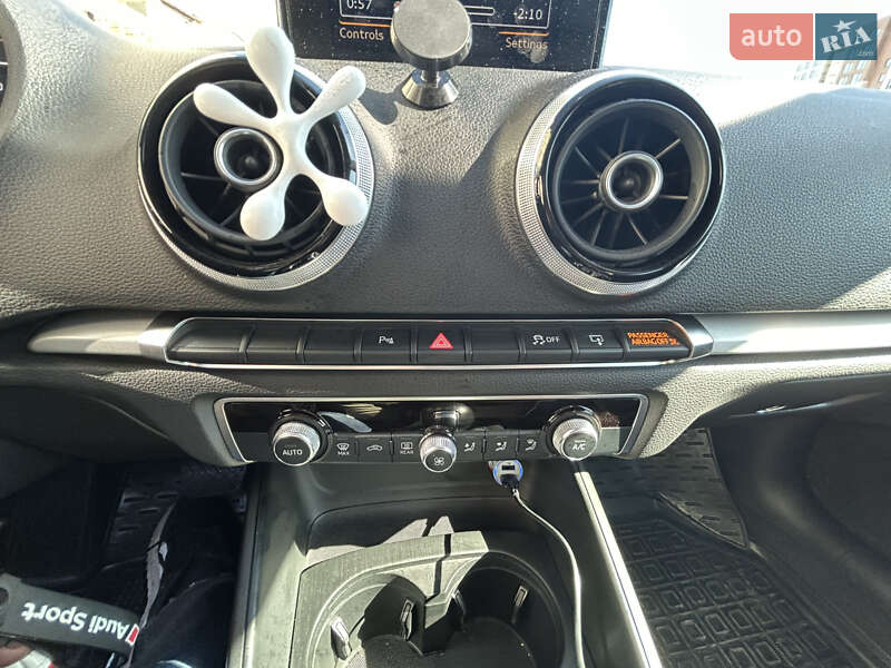Седан Audi A3 2015 в Чернівцях