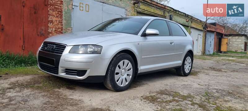 Хэтчбек Audi A3 2004 в 