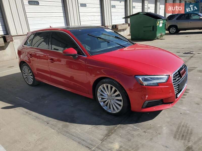 Хэтчбек Audi A3 2017 в 