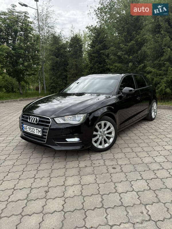Хэтчбек Audi A3 2015 в 