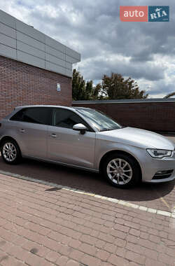 Хетчбек Audi A3 2015 в 