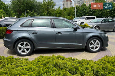 Хэтчбек Audi A3 2013 в 