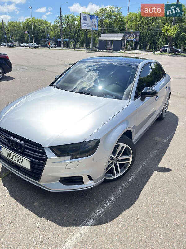 Седан Audi A3 2018 в Николаеве