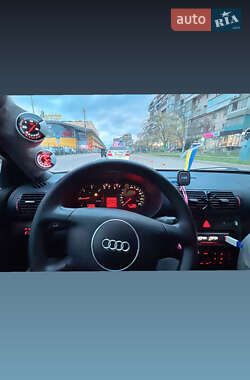 Хэтчбек Audi A3 2001 в 