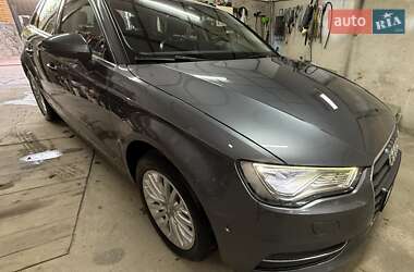 Хетчбек Audi A3 2015 в 