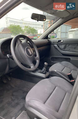 Хэтчбек Audi A3 2000 в 