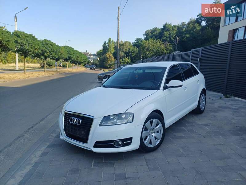Хэтчбек Audi A3 2013 в 