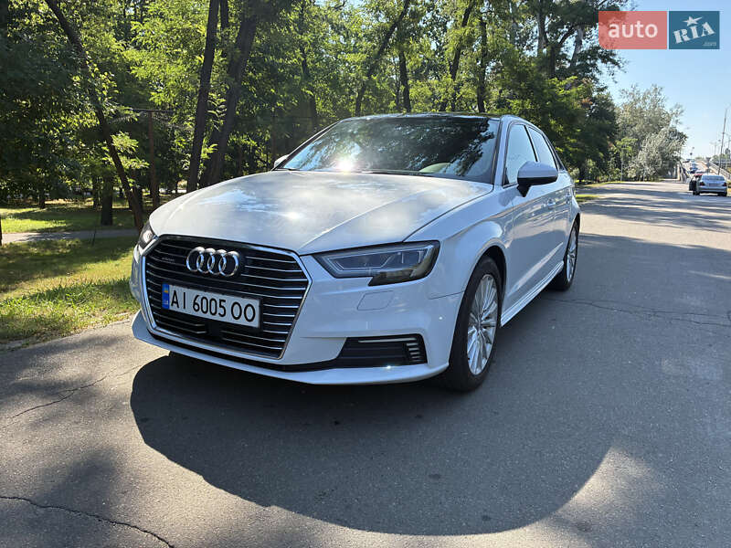 Хэтчбек Audi A3 2016 в Киеве